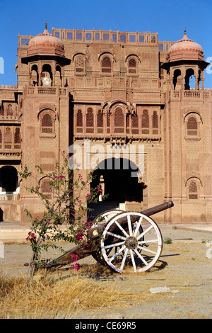 Cannon di fronte al Lalgarh Palace Hotel ; Bikaner ; Rajasthan ; India ; Asia Foto Stock