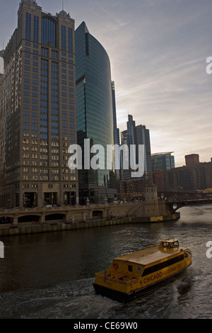 Il taxi acqueo avvicinandosi al Lago di ponte stradale sul Fiume di Chicago Foto Stock