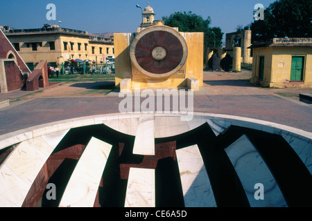 Narivalaya Dakshin gola e Jaiprakash yantra ; Jantar Mantar ; strumento astronomico architettonico ; Jaipur ; Rajasthan ; India ; Asia Foto Stock