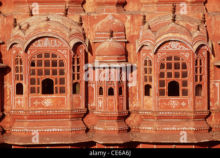 Hawa Mahal ; Palazzo del vento ; jharokha balconata finestre ; Jaipur ; Rajasthan ; India ; Asia Foto Stock