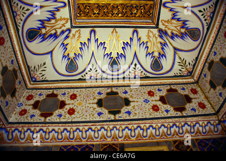 Il soffitto dipinto e la parete in Nathmalji haveli ; Jaisalmer ; Rajasthan ; India Foto Stock