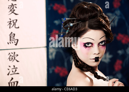 Immagine stilizzata di una geisha giapponese, il make-up svolto da professionisti artista polacco Foto Stock