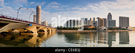 Vista lungo l'Esplanade Bridge per l'Esplanade, i teatri sulla baia edificio. Il Marina Bay, Singapore Foto Stock