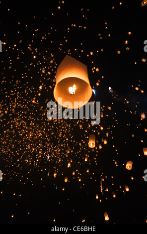 Khom loi (sky lanterns) galleggiante nel cielo notturno durante il festival di Yi Peng. San Sai, Chiang Mai, Thailandia Foto Stock