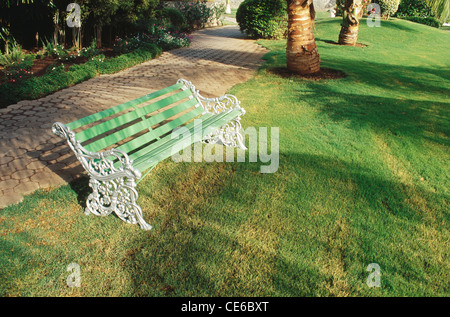 Svuotare la ghisa panca in giardino ; Mumbai Bombay ; maharashtra ; india Foto Stock