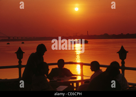 Tè serale sul fiume Ganga contro il tramonto ; hooghly ; calcutta ; kolkata ; bengala occidentale ; india ; asia Foto Stock