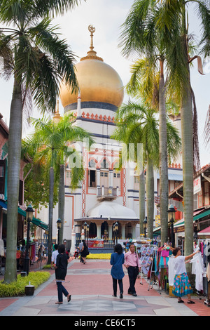 Vista lungo Bussorah Mall per la Moschea del Sultano, Kampong Glam, Singapore Foto Stock