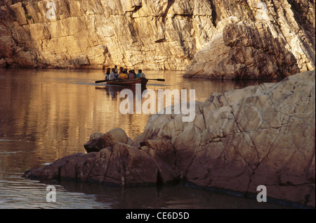 Giro in barca da turisti in Bhedaghat ; Jabalpur ; Madhya Pradesh ; india Foto Stock