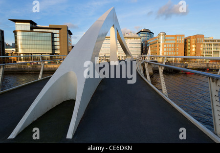 Tradeston 'Squiggly ponte Ponte", Glasgow, Scotland, Regno Unito. Foto Stock