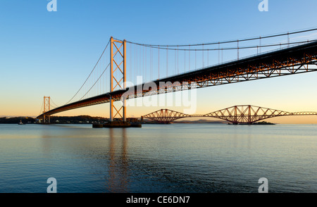 Via Strada e ponti ferroviari a Queensferry, Scotland, Regno Unito. Foto Stock