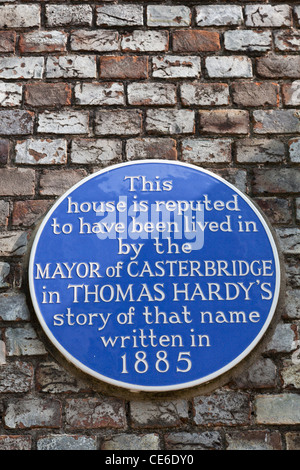 Targa blu su una parete di un edificio in Dorchester, ripetutamente la casa di Thomas Hardy il sindaco di Casterbridge. Foto Stock
