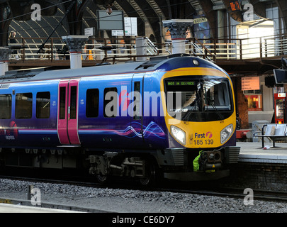 Prima livrea treno passeggeri 185 139 in esecuzione con un non in messaggio di servizio la stazione ferroviaria di York England Regno Unito Foto Stock