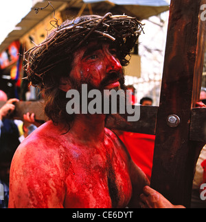 Processione cristiana durante le festività di Pasqua, la Via Dolorosa, la Città Vecchia di Gerusalemme, Israele Foto Stock