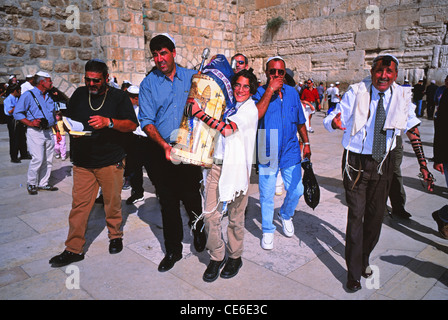 Bar Mitzvà presso il Muro Occidentale di Gerusalemme, Israele Foto Stock