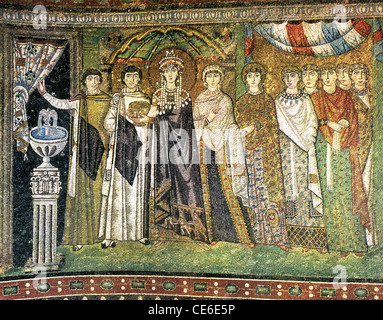 Imperatrice Teodora I (500-548) con una corte di ladies. Mosaico. Vi secolo a. Basilica di San Vitale. Ravenna. L'Italia. Foto Stock