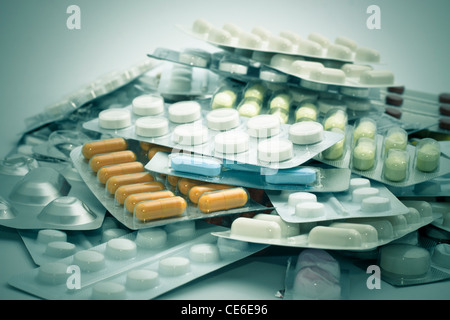 Pila di forniture mediche, pillole, capsule e compresse. Foto Stock