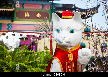 Il grande Cat di Kuching monumento, decorato per il Capodanno cinese. Kuching, Sarawak, Borneo Malese. Foto Stock