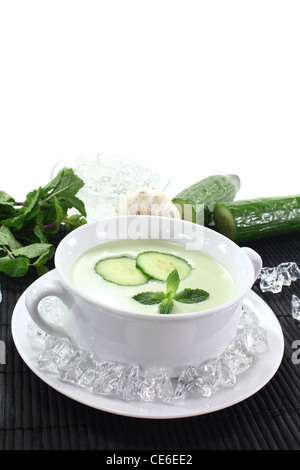 Iced fresca zuppa di cetriolo con aglio, yogurt e menta Foto Stock