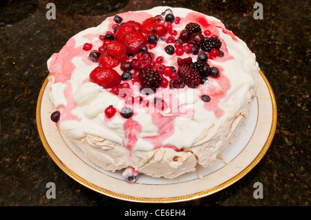 Lampone pavlova dessert Foto Stock