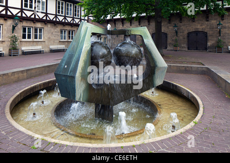 Scultura Fontana a piazza Ballhofplatz in Hannover, Bassa Sassonia, Germania Foto Stock