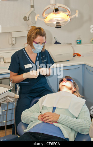 Dental hygenist pulizia di denti poltrona del dentista pulire hygene controllo check up ragazza bianco caucasico check up Foto Stock