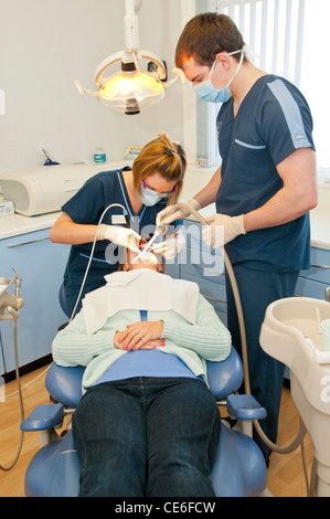 Dental hygenist pulizia di denti poltrona del dentista pulire hygene controllo check up ragazza bianco caucasico check up Foto Stock