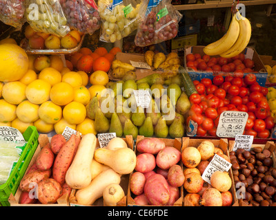 Un display attraente di inverno di frutta e verdura con 2011 Prezzo biglietti in un fruttivendolo shop a Whitby North Yorkshire Foto Stock