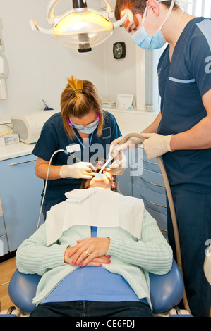 Dental hygenist pulizia di denti poltrona del dentista pulire hygene controllo check up ragazza bianco caucasico check up Foto Stock