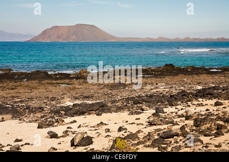 L'isola di Lobos visto dalle dune di corralajo Foto Stock