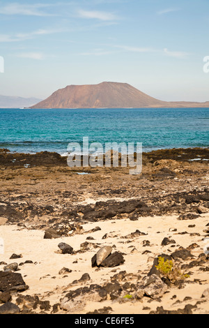 L'isola di Lobos visto dalle dune di corralajo Foto Stock