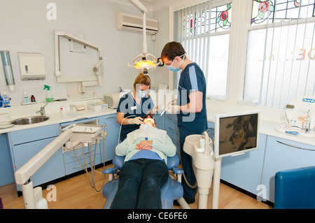 Dental hygenist pulizia di denti poltrona del dentista pulire hygene controllo check up ragazza bianco caucasico check up Foto Stock