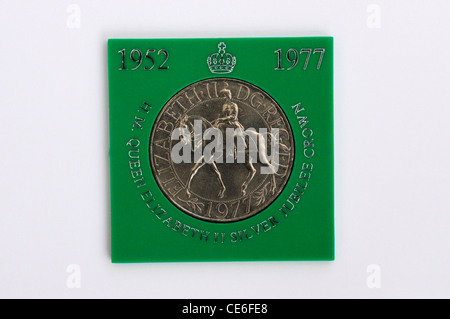 La regina Elisabetta II la Regina Elisabetta II Silver Jubilee corona commemorativa moneta Foto Stock