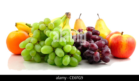 Frutta fresca assortimento su sfondo bianco Foto Stock