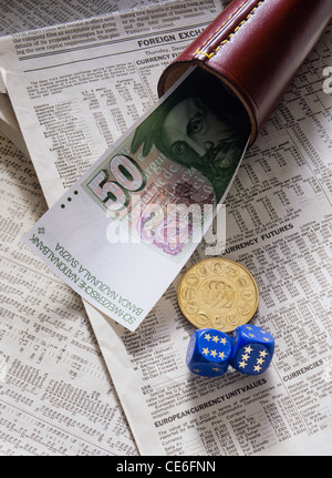 50 FRANCHI SVIZZERI banconota con oro 1 ECU - Unità monetaria europea - MONETA CON SHAKER + 2 dadi europea sul quotidiano finanziario Foto Stock