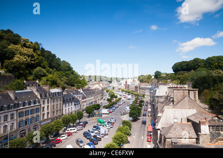 La strada principale di Morlaix, Bretagna, Francia, dal viadotto su un luminoso giorno d'estate. Foto Stock