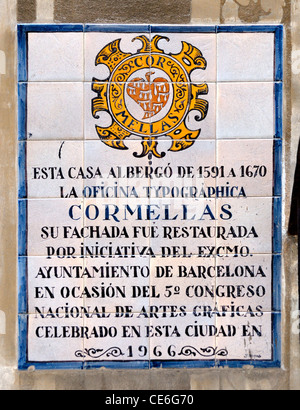 Barcellona, Spagna. Carrer del Call. Placca in piastrelle al n. 14 La registrazione l'apertura nel 1591 della stampante e libraio Cormellas Foto Stock