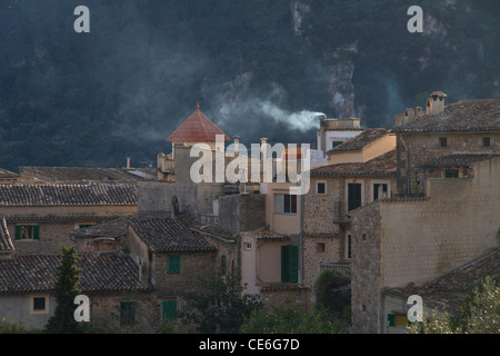 Vecchie case nel piccolo villaggio di Valldemossa Maiorca Tramuntana Spagna Foto Stock