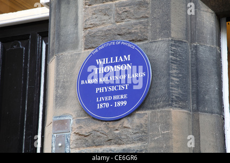 Una targa blu dell'Istituto di fisica che commemora Lord Kelvin, William Thomson, Baron Kelvin di Largs, presso l'Università di Glasgow, Scozia, Regno Unito Foto Stock