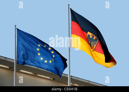 Le bandiere della Unione europea e la Repubblica federale di Germania al montante anteriore della Cancelleria federale a Berlino. Foto Stock
