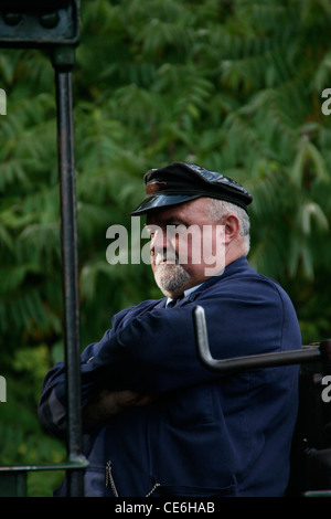 Driver del 3205 in cabina in attesa sulla stazione Highley on Severn Valley Railway. Foto Stock