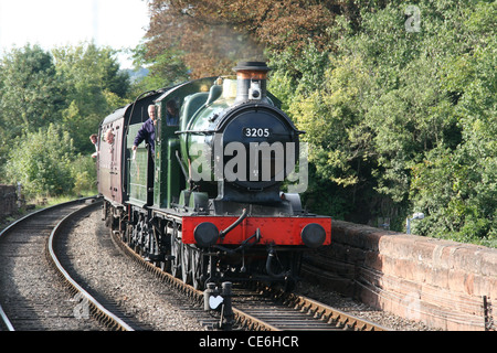 3205 entrando Bewdley stazione sul Severn Valley Railway durante l'autunno 2010 Gala di vapore. Foto Stock