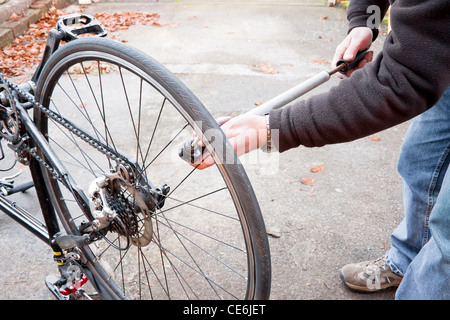 Manutenzione bici pompare fino pneumatico Foto Stock