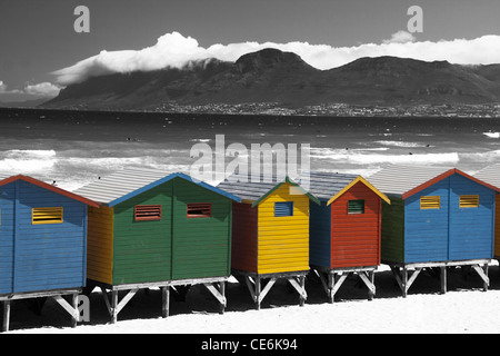 Spiaggia di capanne con in bianco e nero sfondo di montagne e oceano con forte contrasto Foto Stock