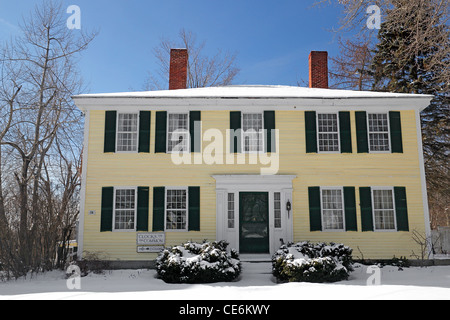 Orologi sul comune, un antico orologio business in una storica New England town Foto Stock