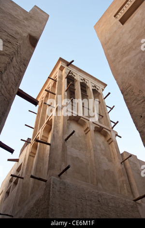 Un windtower nel vecchio quartiere mercantile di Bastakiya a Dubai, Emirati Arabi Uniti. Foto Stock