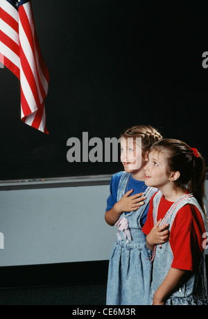 Gemello studentesse recitare il giuramento di fedeltà all'inizio delle lezioni, Stati Uniti - 1991, 1990s Foto Stock