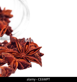 Essiccato l'anice star spice Illicium verum isolato su bianco Foto Stock