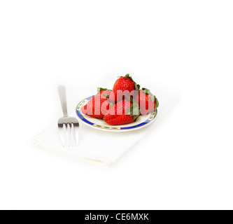 Fragole fresche sul piattino isolato su bianco Foto Stock