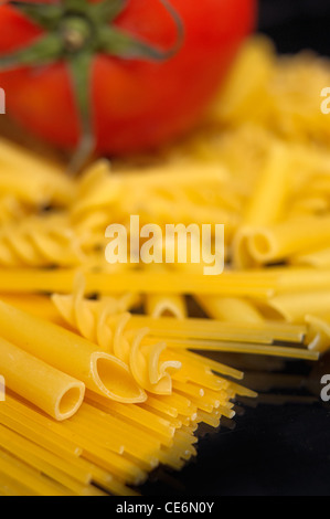 La pasta italiana la selezione con pomodoro fresco sul nero closeup DOF Foto Stock