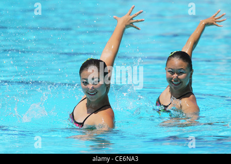 I nuotatori sincronizzati di eseguire in piscina Foto Stock